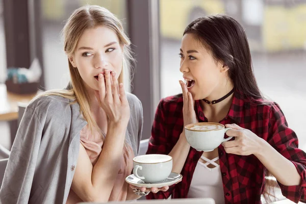 Jeunes femmes buvant du café — Photo de stock