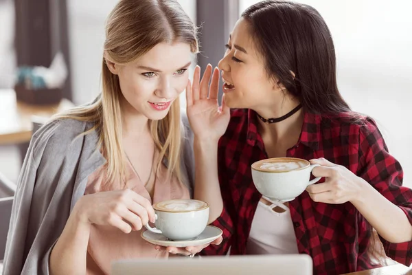 Young women drinking coffee — Stock Photo