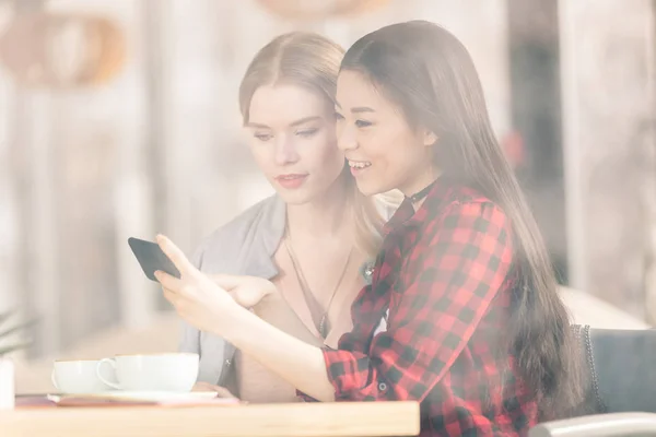 Junge Frauen nutzen Smartphone — Stockfoto