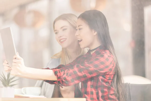 Meninas usando tablet digital — Fotografia de Stock