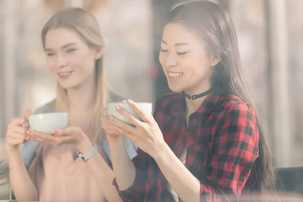 Junge Frauen trinken Kaffee — Stockfoto