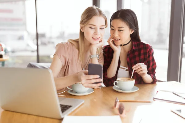 Junge Frauen nutzen Smartphone — Stockfoto