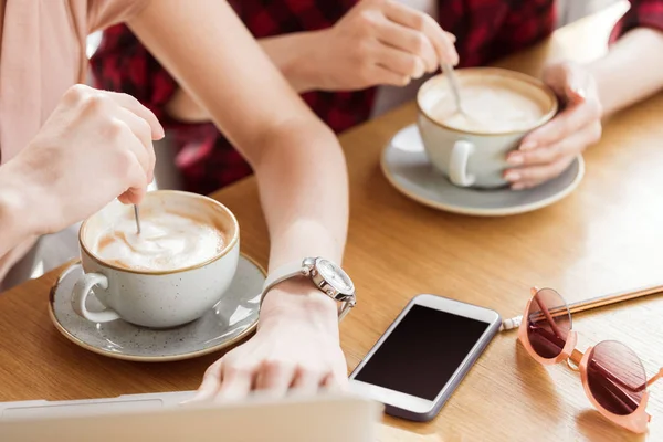 Young women drinking coffee — Stock Photo