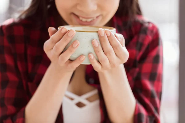 Donna che beve caffè — Foto stock