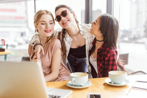 Friends spending time in cafe — Stock Photo