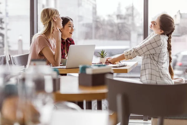 Friends spending time in cafe — Stock Photo