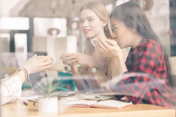 Amici che prendono una pausa caffè — Foto stock