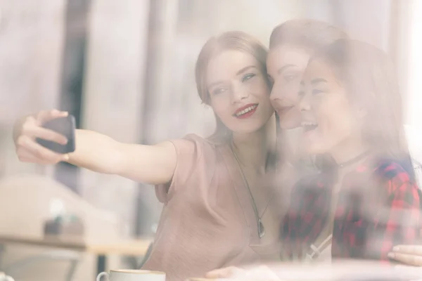 Amigos tomando selfie juntos - foto de stock