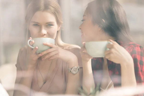 Amici che prendono una pausa caffè — Foto stock