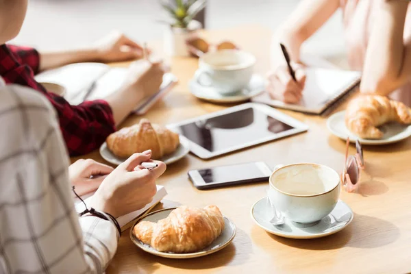 Amici studiano in caffè — Foto stock