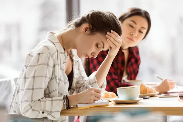 Nachdenkliche Mädchen sitzen in der Kaffeepause — Stockfoto