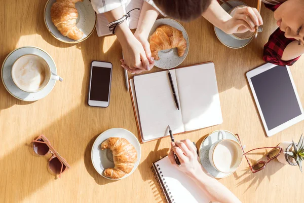 Donne sedute alla pausa caffè — Foto stock