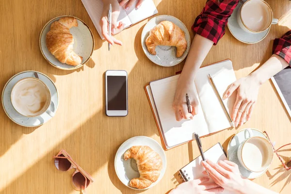 Frauen sitzen in der Kaffeepause — Stockfoto