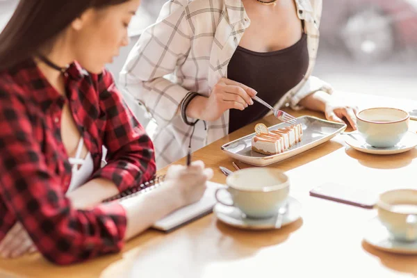 Filles manger du gâteau et boire du café — Photo de stock