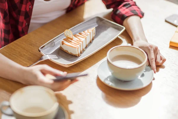 Mujer comiendo postre dulce en la cafetería - foto de stock