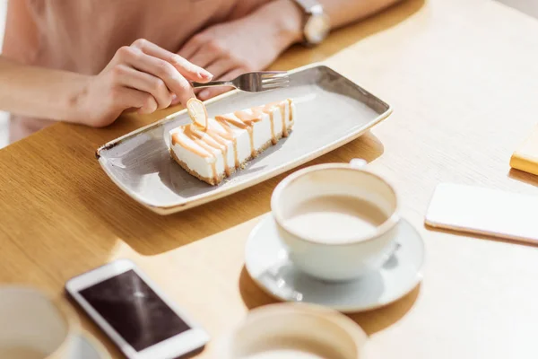 Femme manger dessert sucré au café — Photo de stock