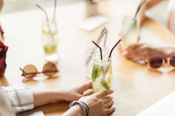 Meninas bebendo coquetéis no café — Fotografia de Stock