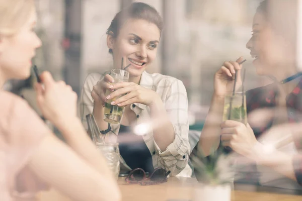 Mädchen trinken Cocktails im Café — Stockfoto