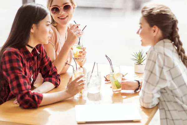 Девушки пьют коктейли в кафе — стоковое фото