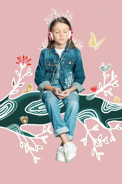 Menina em fones de ouvido sonhando com ramo mágico — Fotografia de Stock