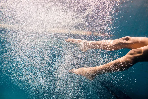 Schnappschuss von weiblichen Schwimmerbeinen unter Wasser — Stockfoto