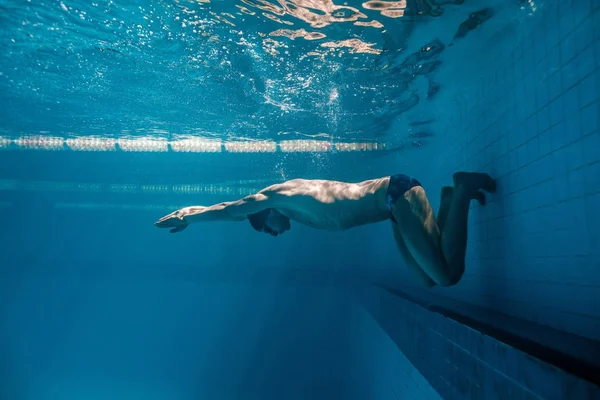 Photo sous-marine de nageur mâle i piscine — Photo de stock