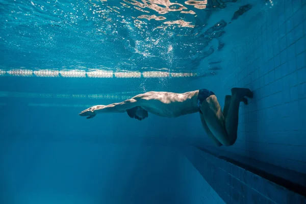 Unterwasserbild des männlichen Schwimmers im Schwimmbad — Stockfoto