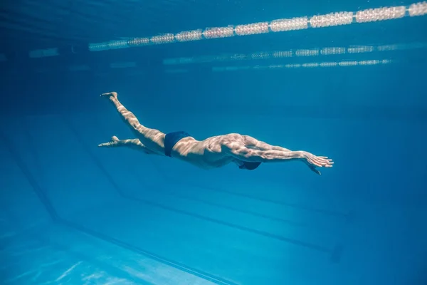 Imagem subaquática do nadador masculino natação i piscina — Fotografia de Stock