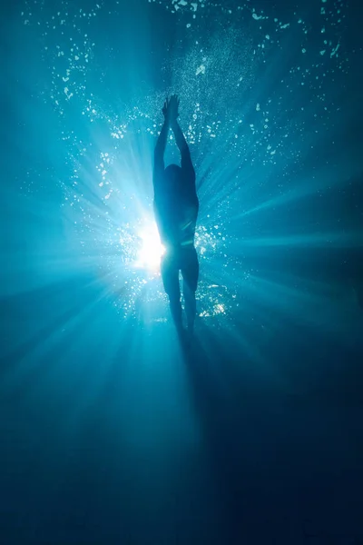 Imagen submarina del entrenamiento profesional de nadadores en la piscina - foto de stock