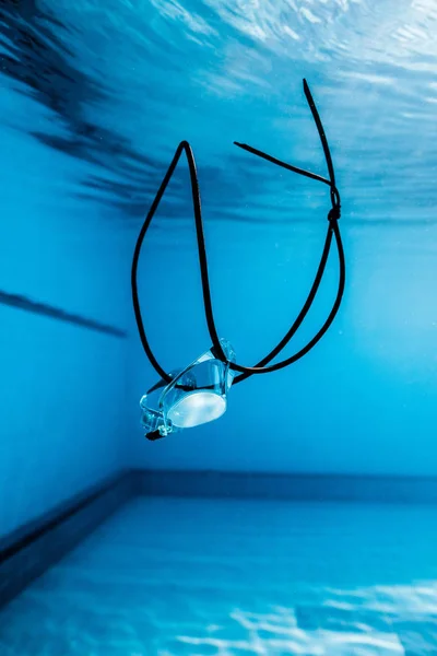 Vista de cerca de las gafas bajo el agua en la piscina - foto de stock