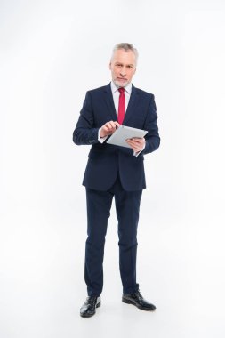 Dijital tablet kullanan işadamı 