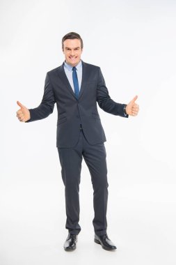 İşadamı başparmaklarını gösteriyor