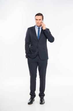 smartphone üzerinde konuşan işadamı