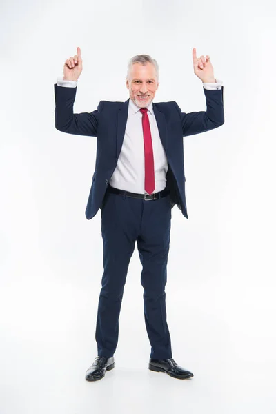 Hombre de negocios sonriente señalando hacia arriba — Foto de Stock