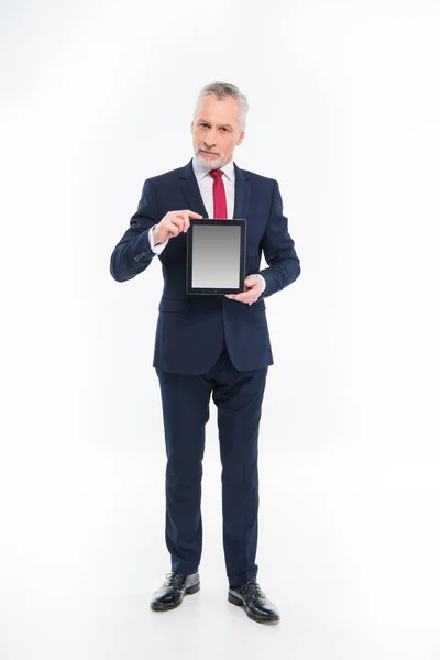 Бізнесмен тримає цифровий планшет — стокове фото