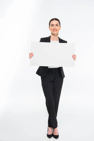 Empresaria sosteniendo tarjeta en blanco — Foto de Stock