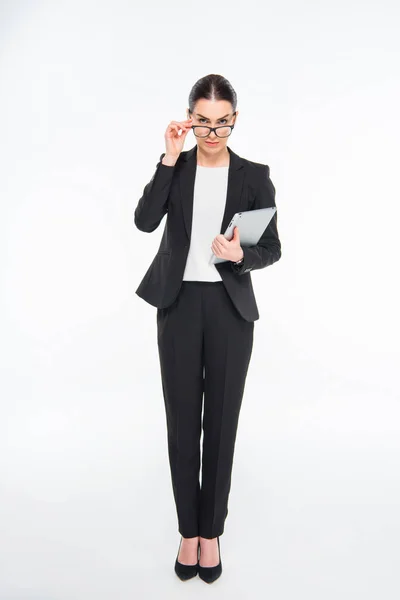 Businesswoman trzymająca tablet cyfrowy — Zdjęcie stockowe