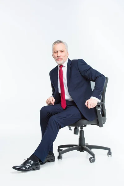 Hombre de negocios en silla de oficina — Foto de Stock