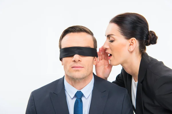 Бизнесмен в повязке на глаза и деловая женщина — стоковое фото