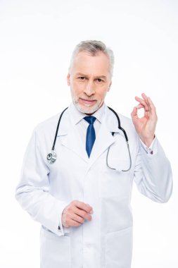 Olgun doktor stetoskop ile