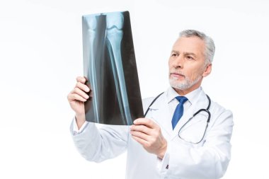 Doktor röntgene bakıyor. 