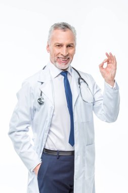 Olgun doktor stetoskop ile 