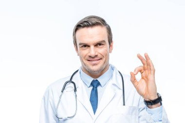 Steteskoplu erkek doktor.