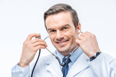 Steteskoplu erkek doktor.