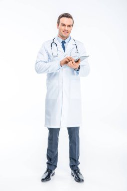dijital tablet kullanan doktor