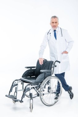 Tekerlekli sandalye ile gülümseyen doktor 