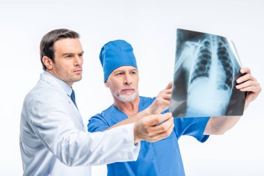 Doktorlar x-ray görüntü incelenmesi