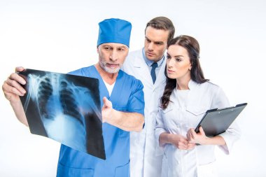 Doktorlar x-ray görüntü incelenmesi