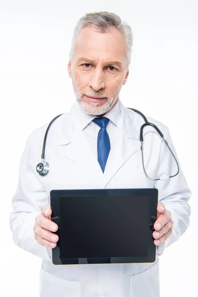 Lekarz trzymający tabletkę cyfrową — Darmowe zdjęcie stockowe