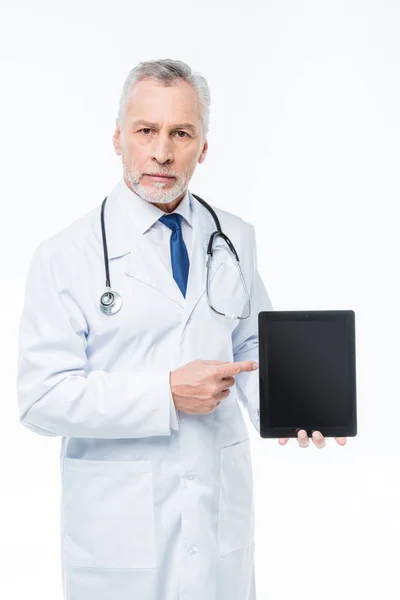 Доктор держит цифровой планшет — стоковое фото